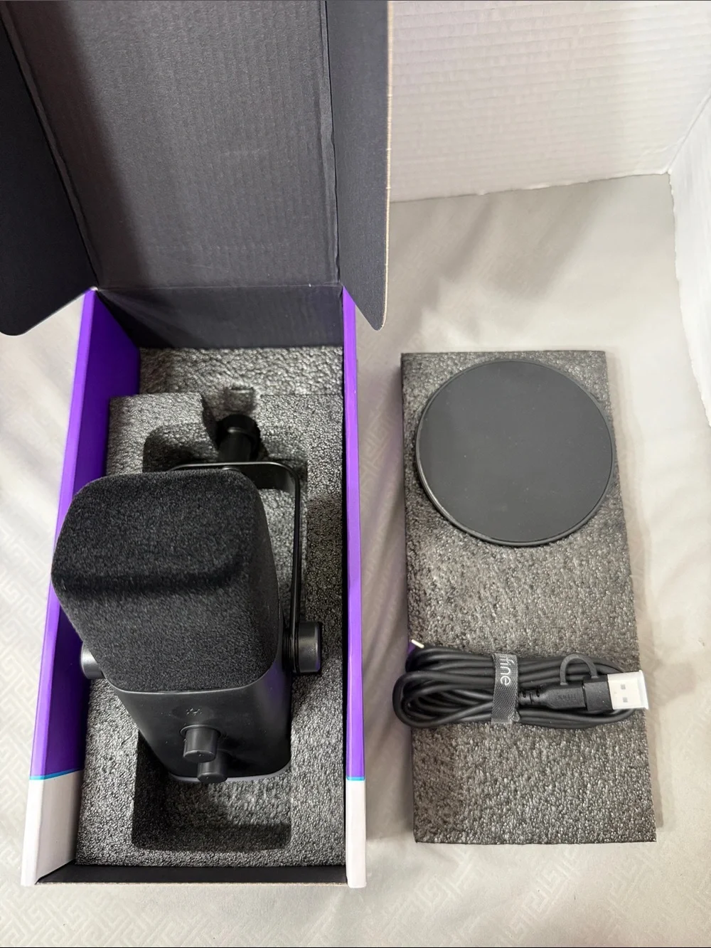 Fifine AM8 Dynamic Microphone XLR/USB Podcast Gaming Streaming Desktop Stand